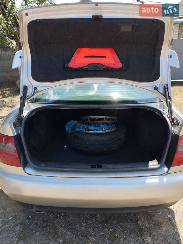 Седан Audi A4 1995 в Андріївці