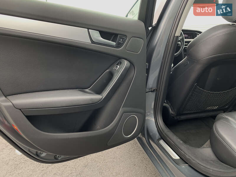 Седан Audi A4 2012 в Львове