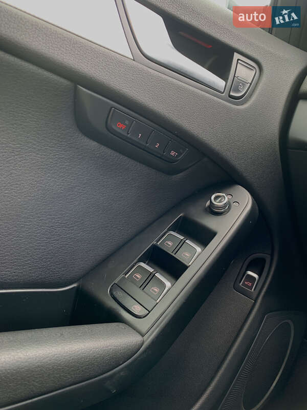 Седан Audi A4 2012 в Львове