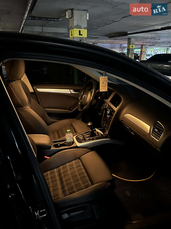 Седан Audi A4 2011 в Львове