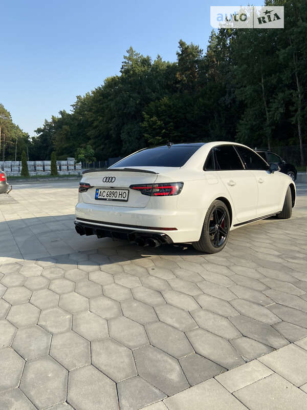 Седан Audi A4 2018 в Луцке