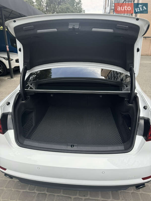 Седан Audi A4 2016 в Днепре