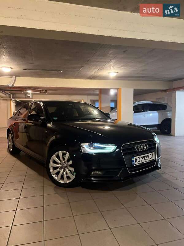 Седан Audi A4 2012 в Ужгороді