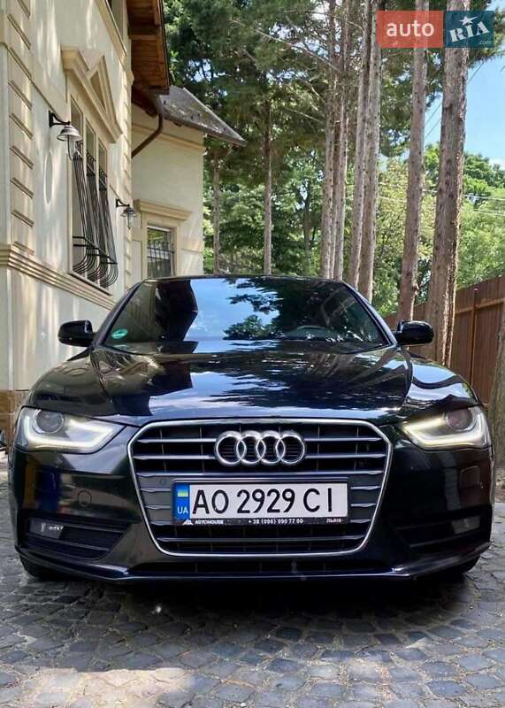 Седан Audi A4 2012 в Ужгороді