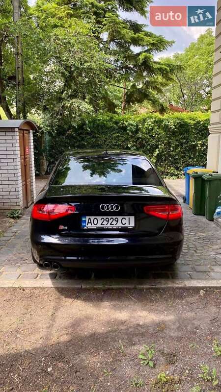 Седан Audi A4 2012 в Ужгороді