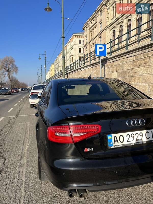Седан Audi A4 2012 в Ужгороді