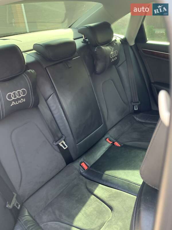 Седан Audi A4 2010 в Макарові