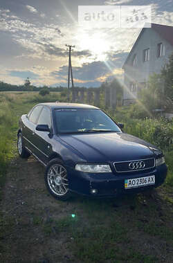 Седан Audi A4 2000 в Среднем