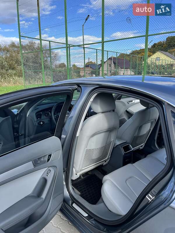 Седан Audi A4 2012 в Львове