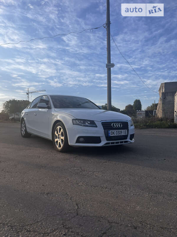 Седан Audi A4 2012 в Ровно