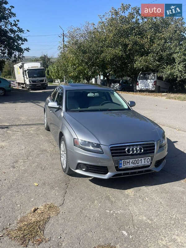 Седан Audi A4 2011 в Великій Михайлівці