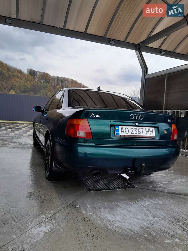 Седан Audi A4 1996 в Сваляве