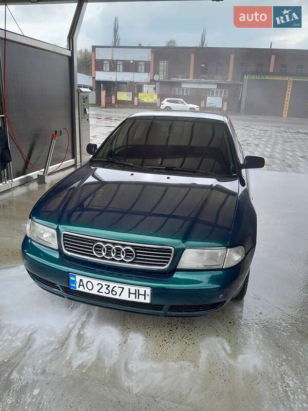 Седан Audi A4 1996 в Сваляве