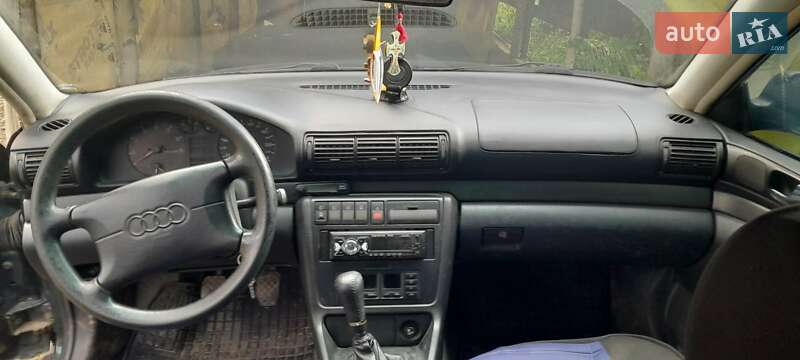 Седан Audi A4 1996 в Сваляве