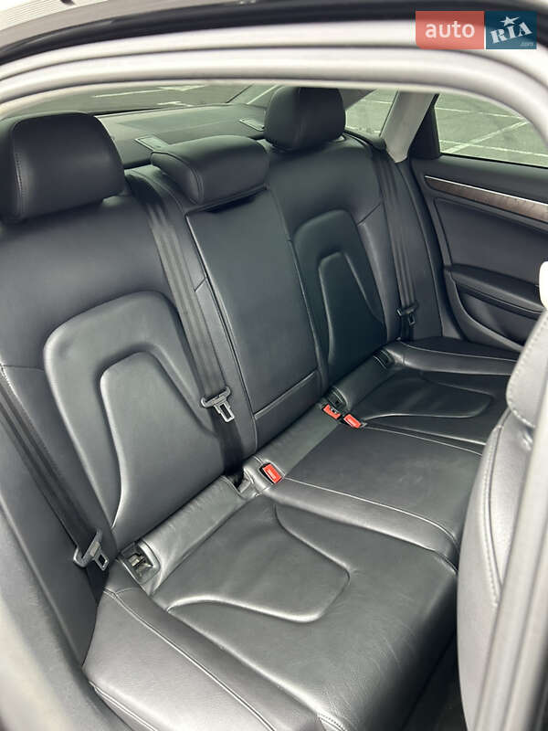 Седан Audi A4 2013 в Львове