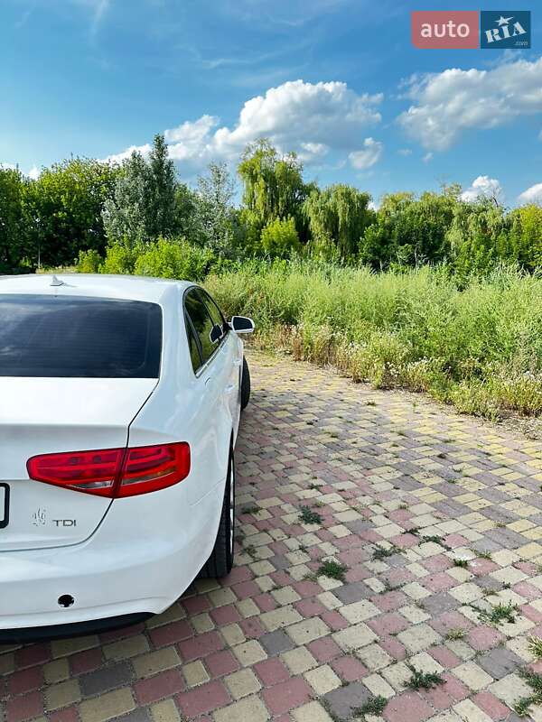 Седан Audi A4 2012 в Прилуках