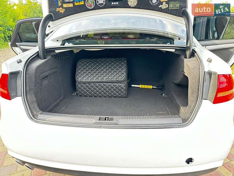 Седан Audi A4 2012 в Славянске