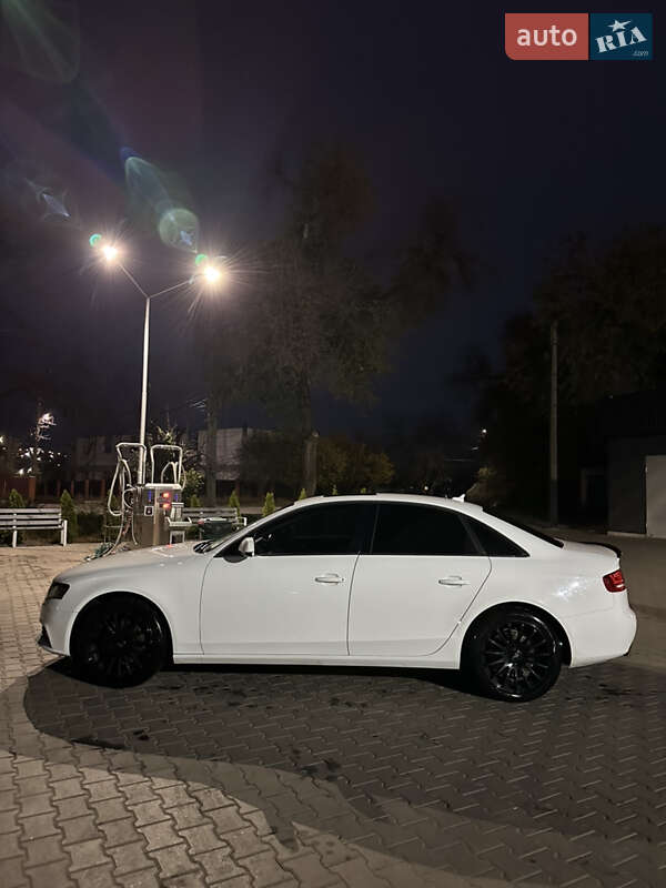 Седан Audi A4 2011 в Кривом Роге