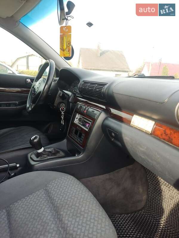 Седан Audi A4 1996 в Остроге