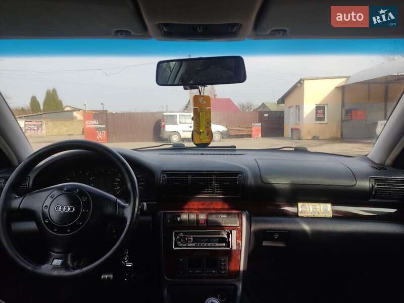 Седан Audi A4 1996 в Остроге
