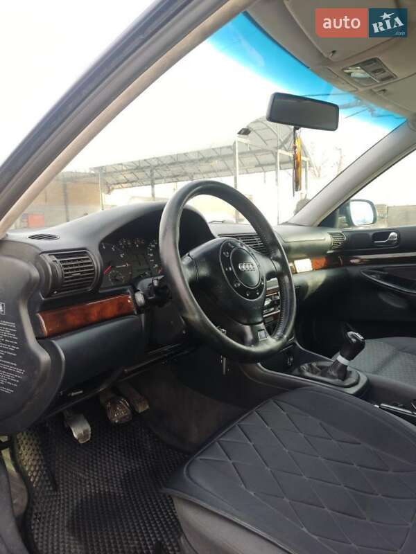Седан Audi A4 1996 в Остроге