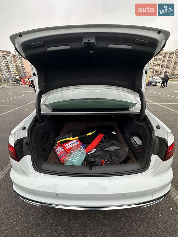 Седан Audi A4 2022 в Києві