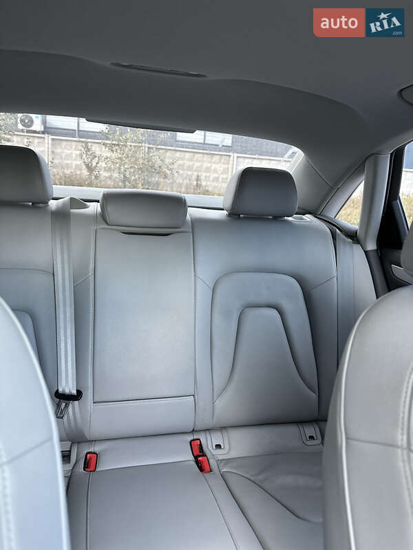 Седан Audi A4 2014 в Львові