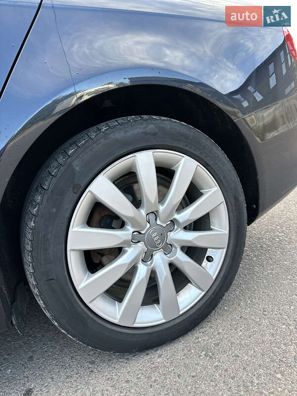 Седан Audi A4 2014 в Львові