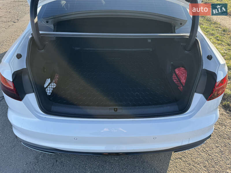 Седан Audi A4 2020 в Гайвороне