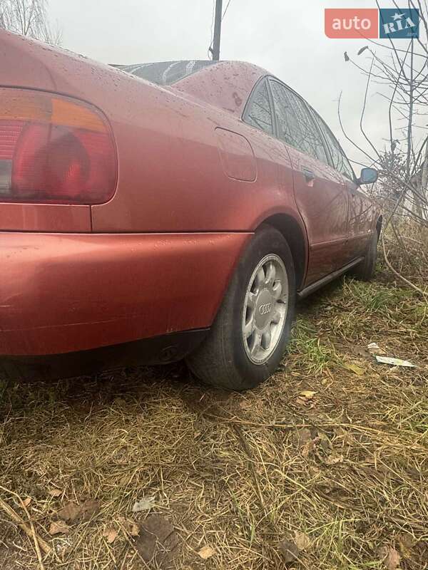 Седан Audi A4 1995 в Коростене