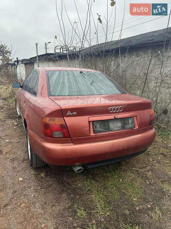 Седан Audi A4 1995 в Коростене