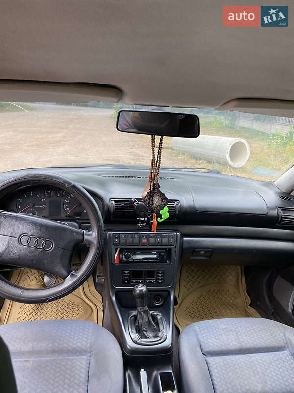 Седан Audi A4 1995 в Черняхове