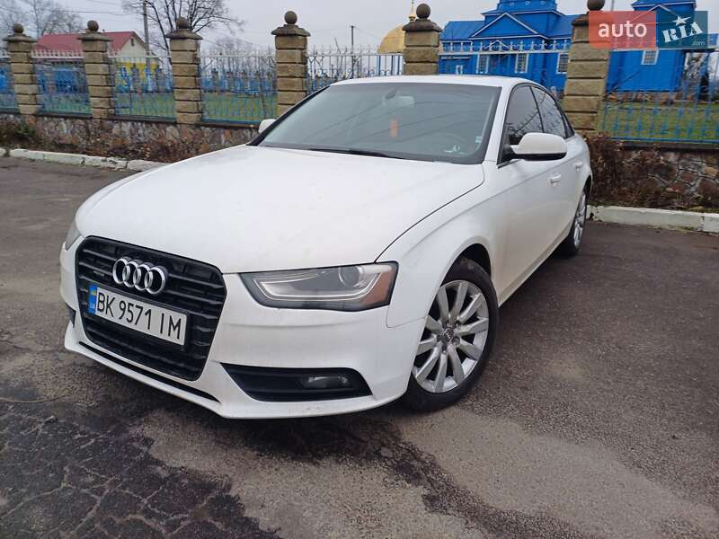 Седан Audi A4 2013 в Сарнах