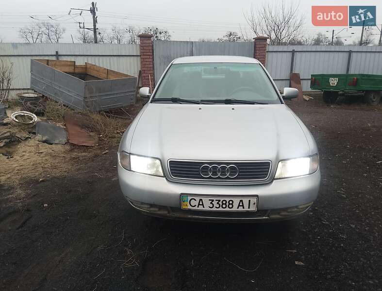 Седан Audi A4 1998 в Смілі