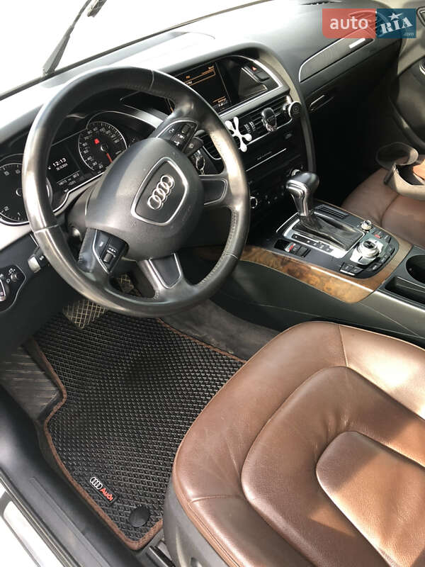 Седан Audi A4 2012 в Львове