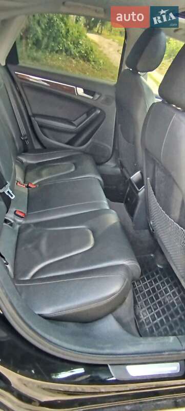 Седан Audi A4 2011 в Волочиську