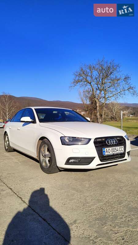 Седан Audi A4 2014 в Мукачево
