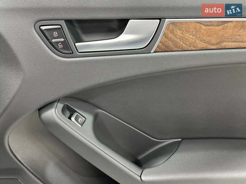 Седан Audi A4 2015 в Львове