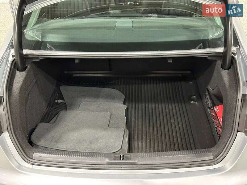 Седан Audi A4 2015 в Львове