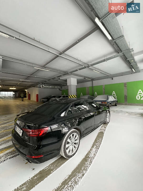 Седан Audi A4 2017 в Мостиске