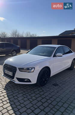 Седан Audi A4 2013 в Мукачево