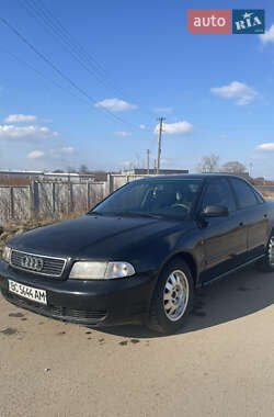 Седан Audi A4 1995 в Самборі