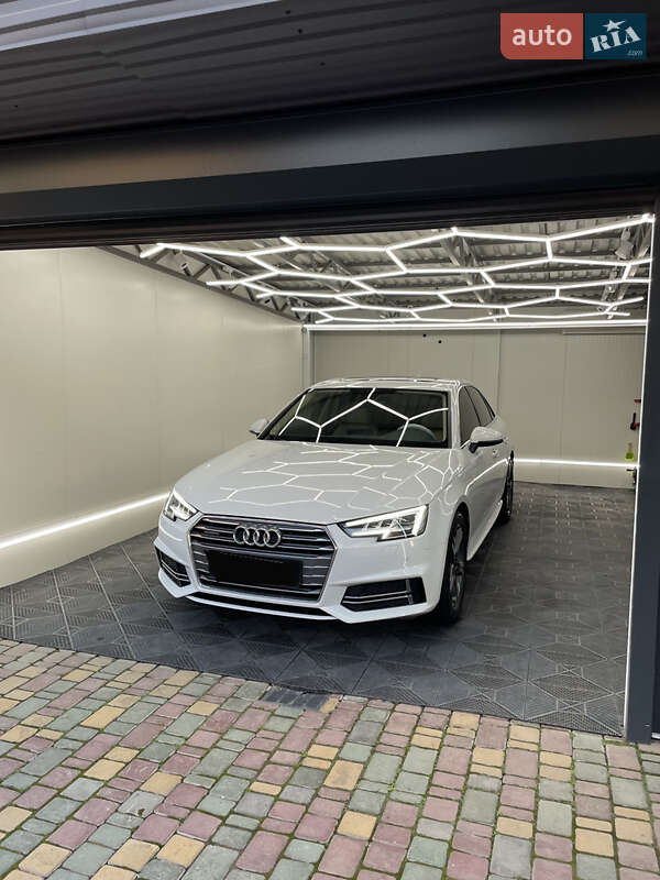 Седан Audi A4 2017 в Ужгороде