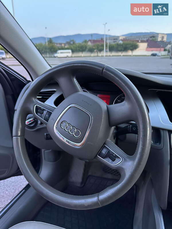 Седан Audi A4 2011 в Сваляве