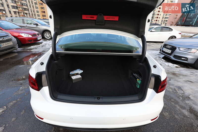 Седан Audi A4 2017 в Киеве