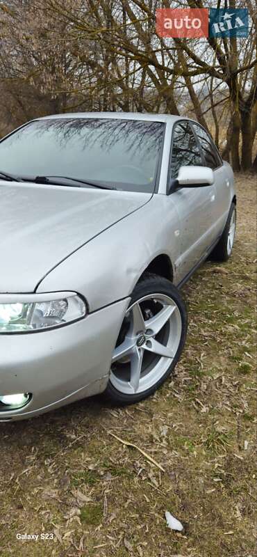 Седан Audi A4 2000 в Ромнах
