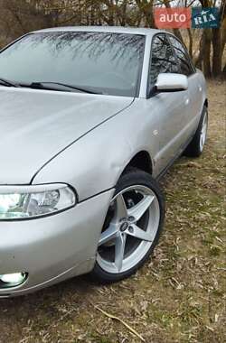Седан Audi A4 2000 в 