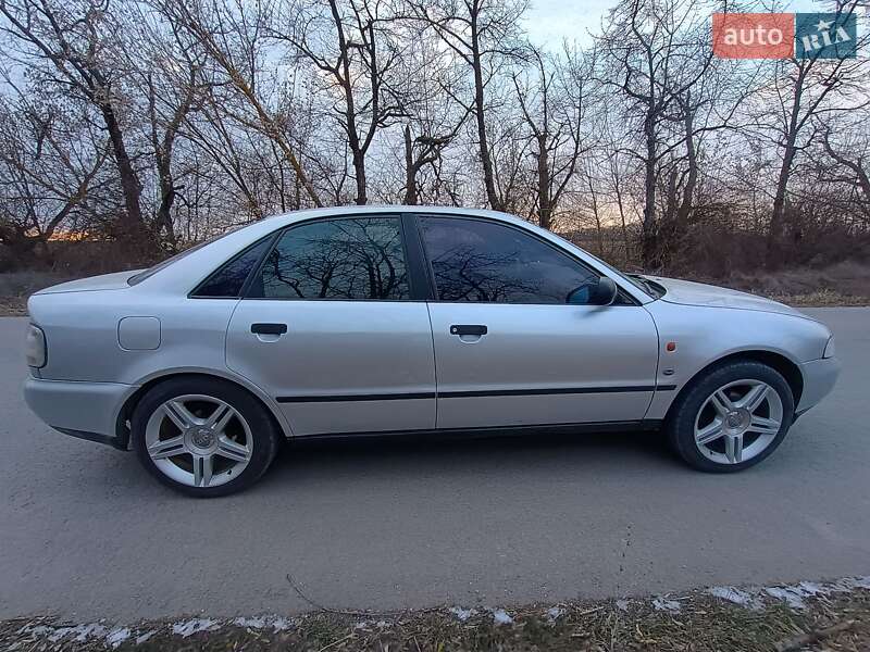Седан Audi A4 1997 в 