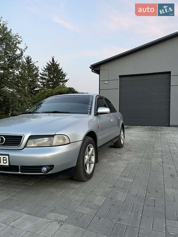 Седан Audi A4 1997 в Хороле