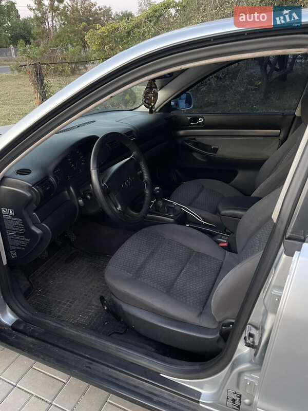 Седан Audi A4 1997 в Хороле
